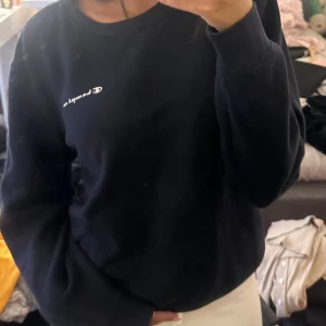 champion collegetröja  - Säljer denna jätte sköna collegetröjan knappt använt. 