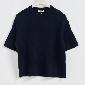 Stickad tröja/t-shirt - Stickad t-shirt från Gina marinblå, helt oanvänd