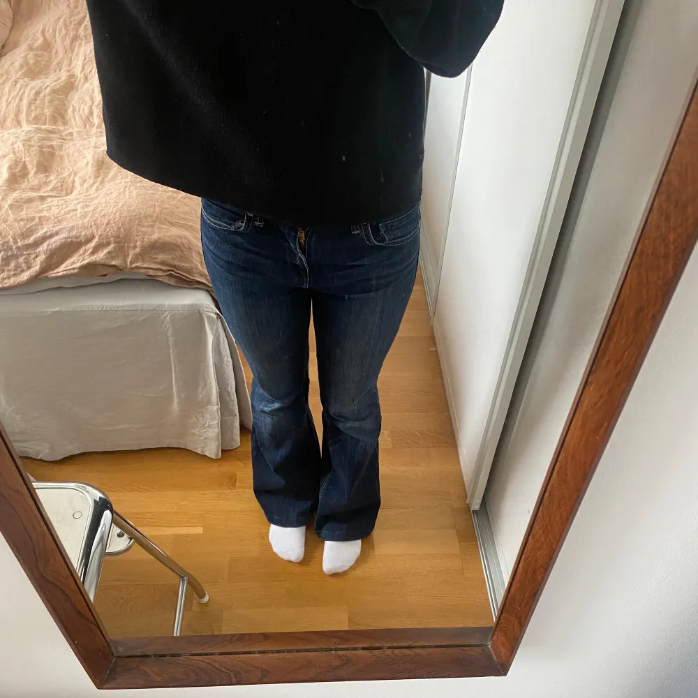 Perfekta bootcut jeans i utmärkt skick. Midja : 35 cm Innebenslängd : 74 cm. Jeans & Byxor.