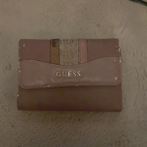 guess plånbok - superfin plånbok från guess som tyvärr inte kommer till användning längre. Lite slitage men inget jag iallafall stör mig på. Skriv till mig om ni undrar något eller vill ha andra bilder på väskan💕