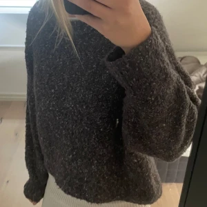 Tröja - Jättefin och bra skick. Köptes för ett år sedan ish för 400 kr men har inte kommit till användning. Skriv vid frågor osv!💓