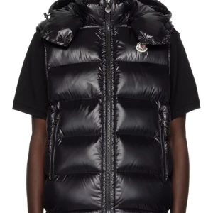 Moncler väst  - Hej säljer nu min moncler väst den är äkta, köpte den för 1 månad sen och tycker inte att den är så nice längre har tröttnat på den så vill sälja den, ser helt ny ut inga skrapsår på västen eller något sår Storlek s  Inköpt för 7650kr 