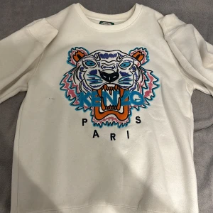 Kenzo sweatshirt - Säljer kenzo sweatshirt eftersom den inte passar och kvitto ingår. Storleken är M men passar mycket mer i S.