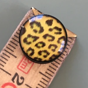 Plugg leopard piercing örhänge punk rockabilly raggare - Inget att anmärka på