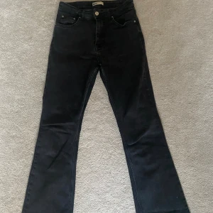 Bootcut jeans  - Jättefina svarta Bootcut jeans! Kom privat för frågor💝💝