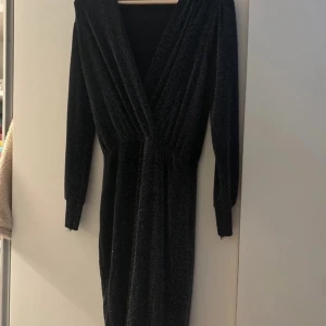Superfin glittrig klänning - Jättefin glittrig klänning  Super stretchig så den passar nog många  Går till knäna men man kan korta den, genom att dra upp den, så att den blir en mini klänning.😊 Nypris 500kr