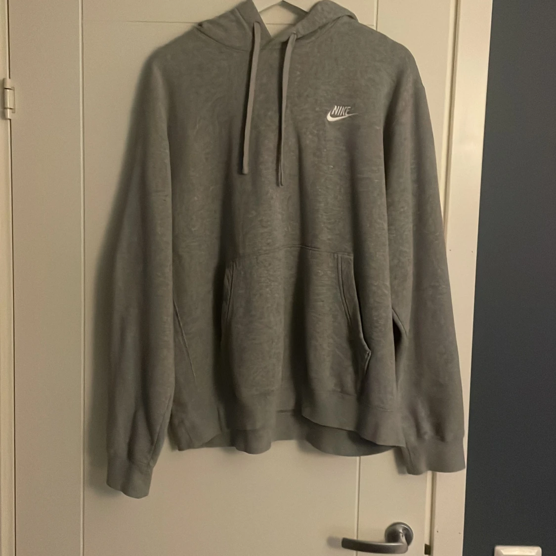 Grå Nike hoodie med luva