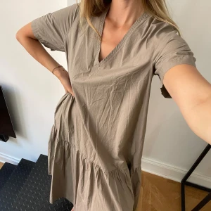 Sommarklänning 🍨 - Så skön och fin sommarklänning. Från Carin Wester och nyskick! Referens: Jag är 173cm och brukar ha storlek 36/S. Köp direkt eller ge prisförslag. Svarar ej på meddelanden. 