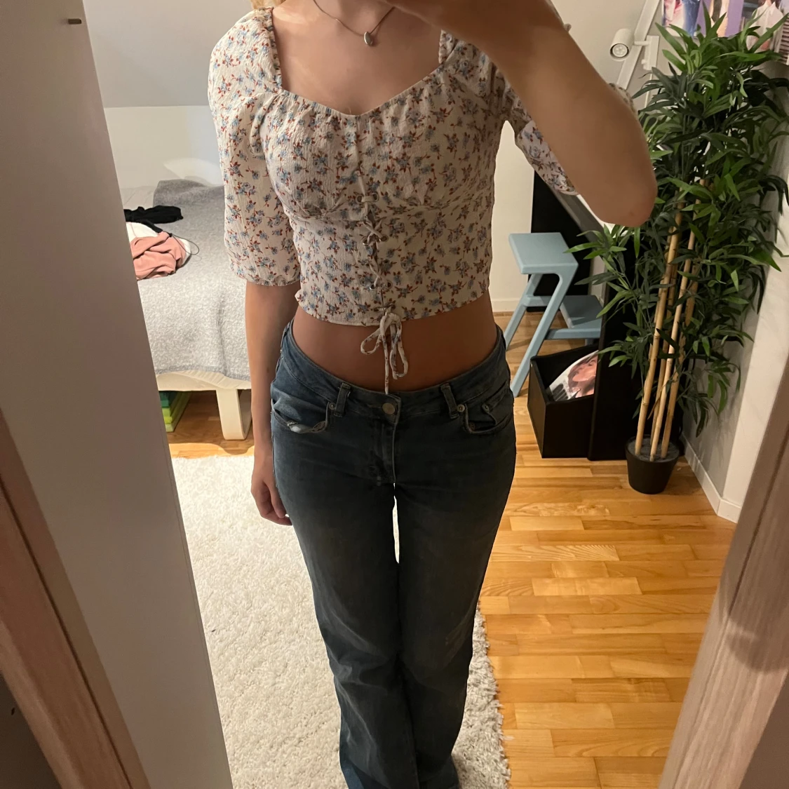 Vit blommig croppad topp / blus