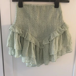 Kjol  - Grön kort kjol, i bra skick