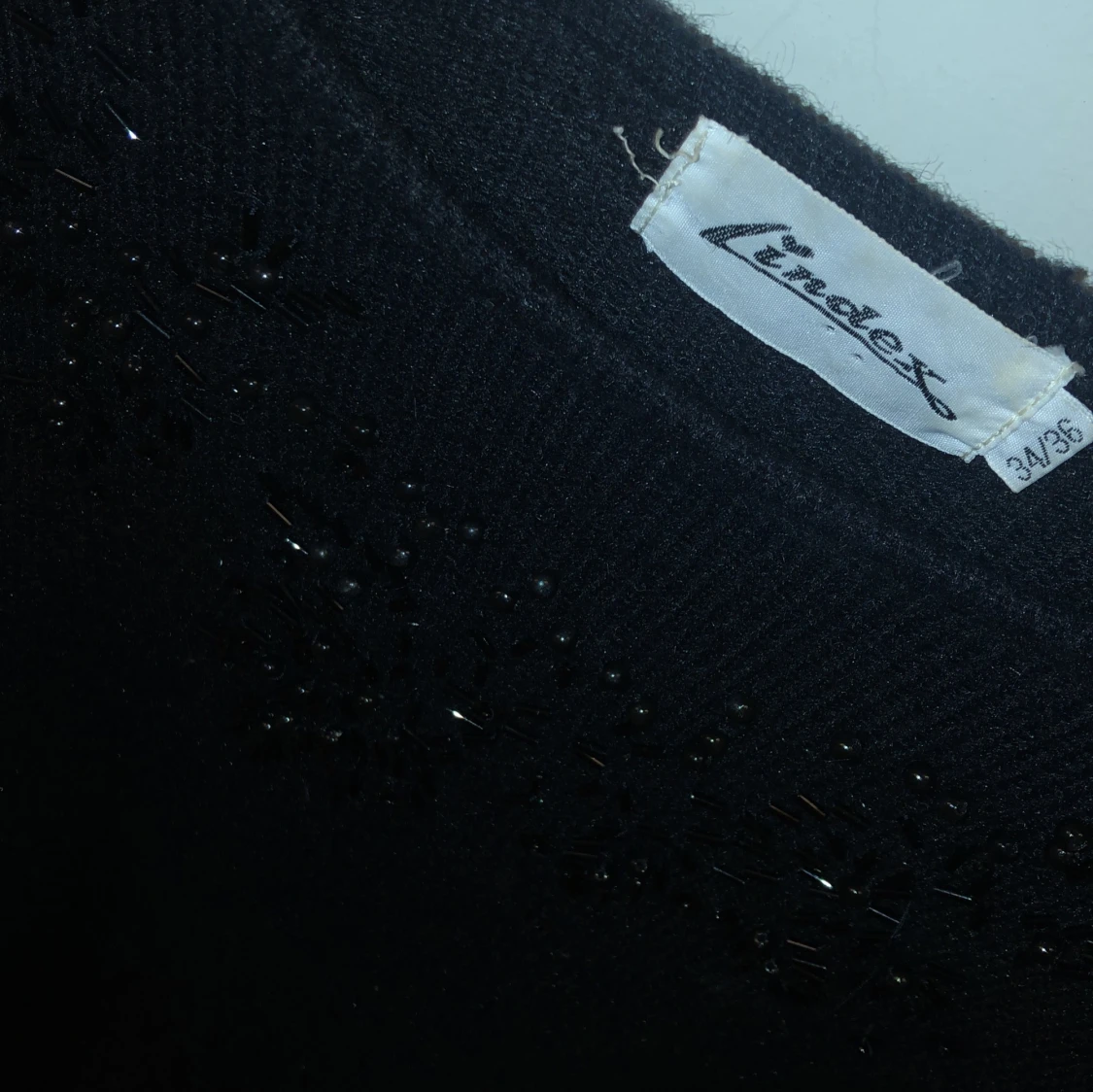  stickad tröja med pärlor - svart