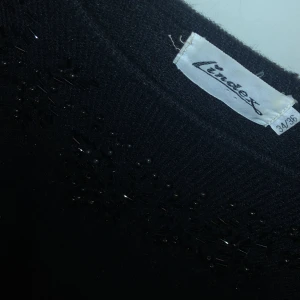  stickad tröja med pärlor - svart - Skicket på tröjan ä mycket bra, tyget är mjukt mot huden och sticks inte.