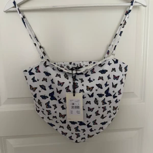 Tub topp - Söt, oanvänd tub topp ifrån BikBok som inte säljs längre för 199kr. Banden är avtagbara🥰