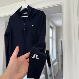 J.Lindeberg zip tröja  - Denna är helt oanvänd. Köpt för 1700kr, Råka krympa den i tvätten så det står M men den passar för S/XS. 10/10 skick 