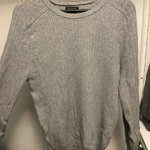 Stickad tröja Massimo Dutti  - Fin stickad tröja ifrån Massimo Dutti. Knappt använd därav nyskick. Storlek L.