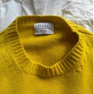 Säljer min fina croped cashmere tröja i gult från Nathalie Schuterman, 100% cashmere SIZE O/S. Inga nopprar eller tecken på användning. Köpt för 9000kr. Säljes för 4000kr ellr bud