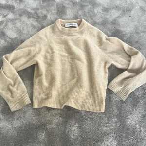 adolfodominguez stickad tröja  - en väldigt snygg adolfodominguez stickad tröja i bra skick. tröjan är i storlek s. 