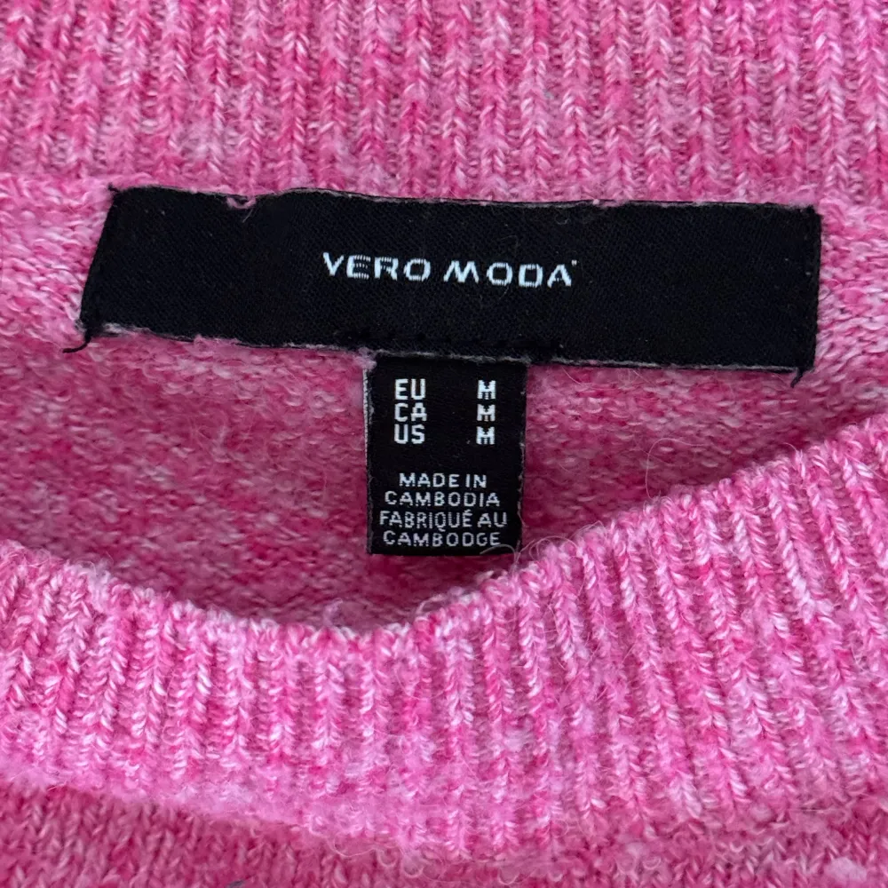 Fin tröja från Vero Moda. Den heter VMDOFFY och är rätt så trendig!. Stickat.