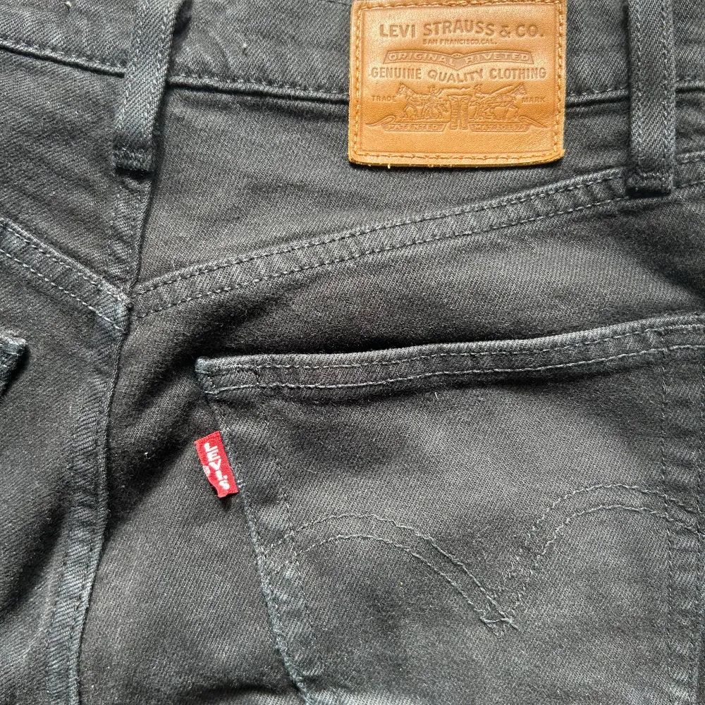 Grå-svarta Levi’s Ribcage Straight i storlek W25/L27. Använda men fortfarande i fint skick, tyvärr för små till mig!🩶. Jeans & Byxor.