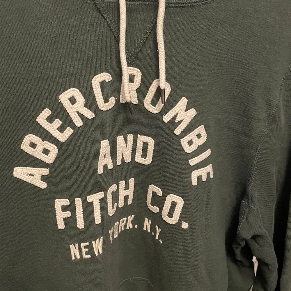 Mörkgrön hoodie från Abercrombie & Fitch. Använd men fint skick. Storlek M. . Hoodies.