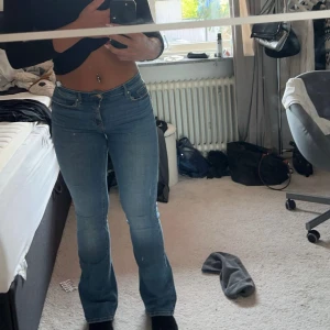 Jeans, lågmidjade bootcut - Fina jeans, bara andvänt få tal gånger.  Köpta för 599 därav mitt prisförslag men går att diskutera❤️
