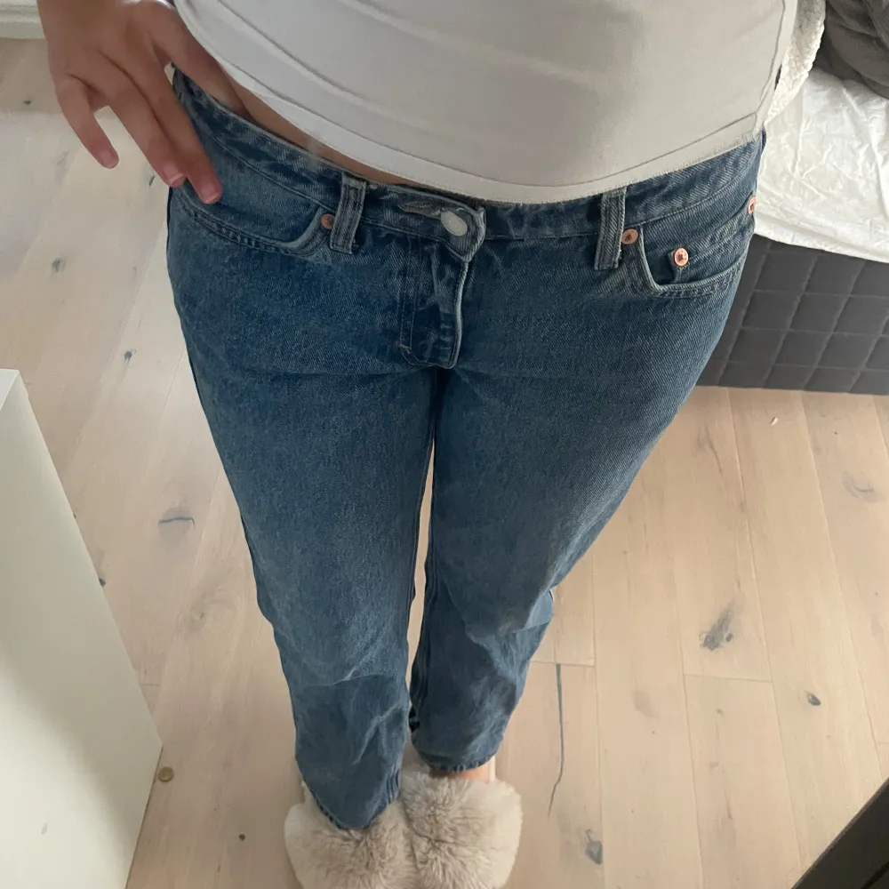 Modell: straight. Finns inga tecken på användning, så i bra skick. Skriv vid frågor osv!💓. Jeans & Byxor.