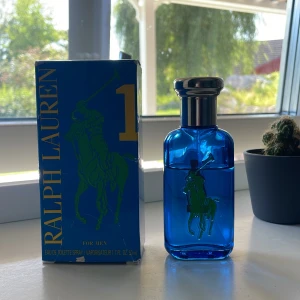 Säljer min Ralph Lauren parfym  -  Flaskan är i bra skick men förpackningen är okej skick det är ungefär 40 ml kvar av 50 ml