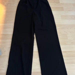 Klassiska byxor - Klassiska byxor från stradivarius. Bra skick. Lite sönder längst ner men inget som inte går att fixa. Storlek 32. Fråga gärna om fler bilder, mätningar, osv. Skriv helst innan du köper! 