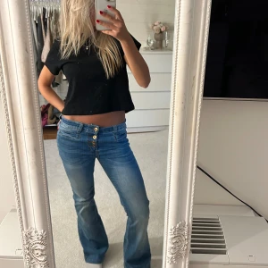 Lågmidjade jeans  - Såå fina lågmidjade jeans med knappar!!💕💕 Måttet rakt över midjan: 37 cm Innebenslängden: 75 cm