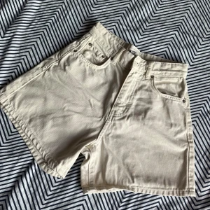Jeans shorts  - Fina ganska högmidjade jeans shorts från Gina Tricot💓De är använda ett flertal gånger och säljer så billigt för att de inte längre passar och har ett få tal fläckar på sig🤍