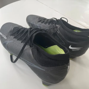 Nike mercurial air zoom  - Ganska bra skick men några slitningar som syns på bild 3. Det är Nike mercurial air zoom pro å köptes för ungefär 9 månader sedan. Skriv privat för fler frågor elr funderingar. 