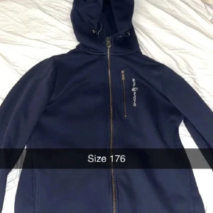 Navy Blå Sail Racing Kofta - Sail racing hoodie / kofta. Storlek 176 (Ca. XS-S) Pris kan diskuteras! Blå / Navy / Marinblå. Fraktas via plick eller möts upp i Stockholm.