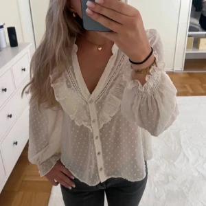Blus  - En jättefin blus från zara i stl xs, använd ca 2 gånger så den har inga defekter eller något. Säljer för att den inte kommer till användning längre. 💕 (LÅNAD BILD)