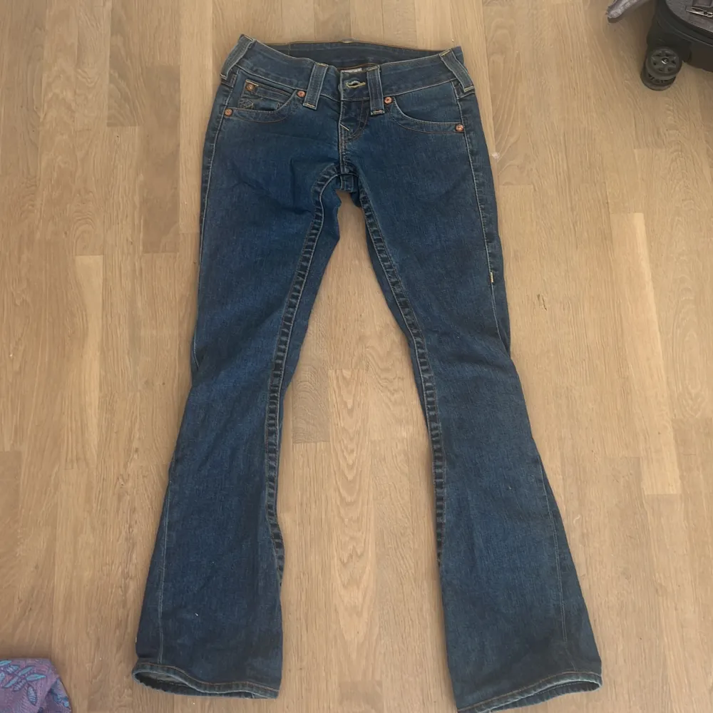 Säljer dessa as snygga true religion jeans. De är Low waisted och bootcut. Säljer pga att de var för små❤️❤️. Jeans & Byxor.