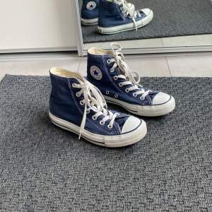 Ett par navy Blue converse i storlek 35, bara använd ett fåtal par gånger och är köpt secondhand. Skriv gärna om några funderingar (priset kan diskuteras) ge gärna prisförslag❤️❤️