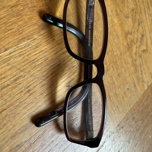 Oscar Magnusson glasögonbågar glasögon bågar - Oscar Magnusson glasögonbågar lila. Se bilder för mått. Inte särskilt använda. Vet ej styrka på glaset men starka +. Ordinarie pris ca 3700:-. Ink fodral