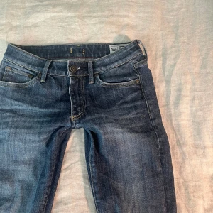 Lågmidjade bootcut jeans - Super snygga lågmidjade jeans som tyvärr blivit försmå! Passar xs💙