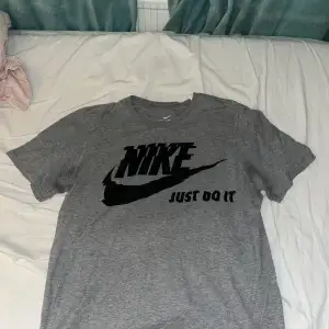 Grå sportig nike t-shirt i utmärkt skick, den kan användas till både utekläder pyjamas, och till träningen. Priset ej i hugget