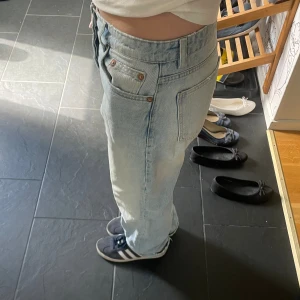 Blåa jeans - Jätte fina ljusblå jeans från zara💕 Säljs inte längre på deras hemsida. Lite långa på mig som är 169🥰