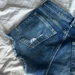 Lågmidjade/mid waist jeansshorts  - säljer mina jeansshorts från h&m pga ingen användning! skit snygga och passar perfekt nu på sommaren!💗