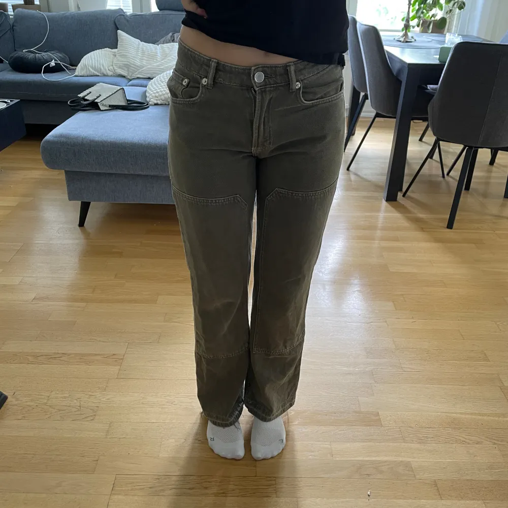 Zara straight jeans uppsprettade nere. Jag är 168-170 och de passar på mig i längden. Storlek 36. En framficka är sönder men annars bra skick. . Jeans & Byxor.