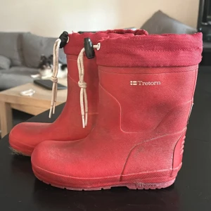 Tretorn fodrade gummistövlar - Stövlarna är i storlek 33 och väl använda men vad jag vet så läcker dom inte in vatten. Köparen står för frakten.