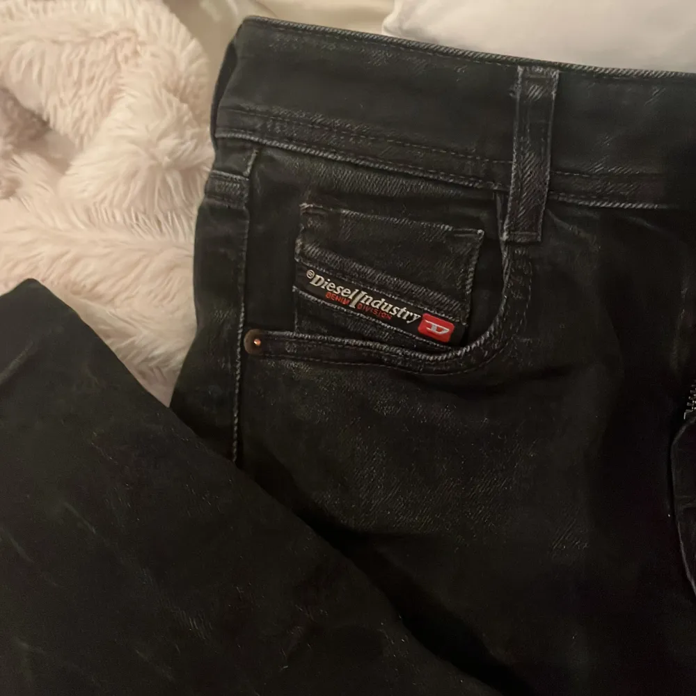 Svarta jeans ifrån diesel som är W23 fast stor i passformen så skulle säga 24-25. De är inte så långa i modellen och passar för någon som är 155- 160 max. Inga hål eller liknande. Nypris 1800. Jeans & Byxor.