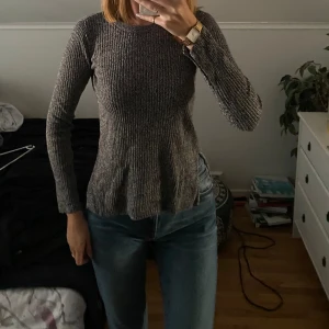 Snygg stickad tröja med slits på sidorna  - Säljer denna underbara stickade tröja som har snygg slits på sidorna. Strl xs från H&M. 