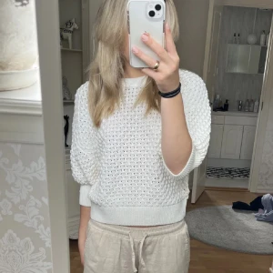 Stickad trekvarts tröja ifrån Lindex💗 - En super fin stickad trekvarts tröja ifrån Lindex i stl S💗 tröjan är endast använd några få gg så den är som ny, nypriset är 499kr. Skriv till mig vid intresse🫶🏻