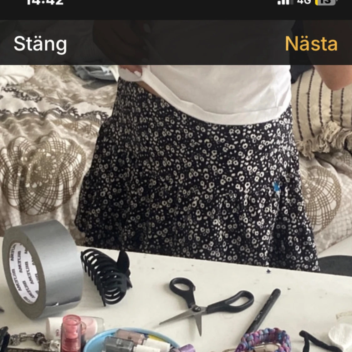 Svart kjol med vita blommor - 90