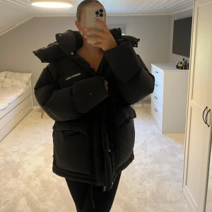 Axel Arigato vinterjacka  - Storlek S, nypris 6850kr, använd två vintrar, mycket bra skick, 