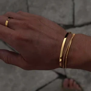 2st Justerbara Armband i Guld och Rostfritt Stål - 2st Justerbara Armband i Rostfritt Stål. Doppat 3x i 18k guld. (Vattentåliga och rostfria)  Frakt: 2-3 vardagar via postnord. - Spårbar frakt = 68kr - Ej spårbar frakt = Gratis  Kan även mötas upp i Saltholmen/Ullevi i Göteborg.   Betalning: Swish 