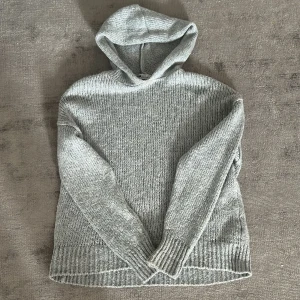 Stickad hoodie - Mysig grå stickad hoodie🤍