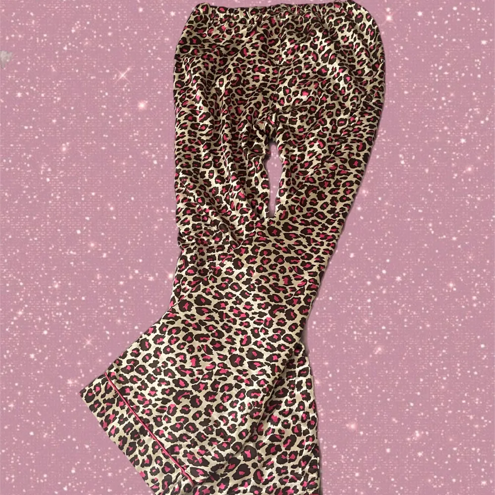 Pyjamas byxor i rosa leopard mönster från Kappahl💋Storlek M🫶🏼 Läs min bio innan du kontaktar mig. Jeans & Byxor.